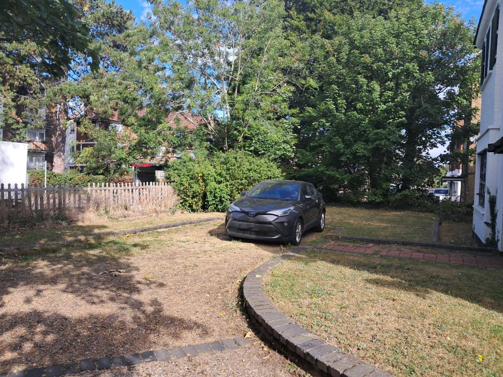 Lot: 19 - FREEHOLD GROUND RENTS WITH VACANT FLAT AND GARAGE - Parking area for flat 1 at front block